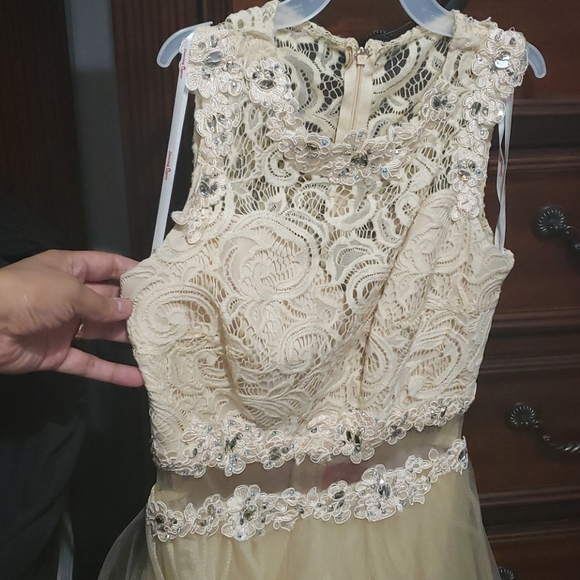 Gold Juniors formal dress size xs - Picture 2 of 6